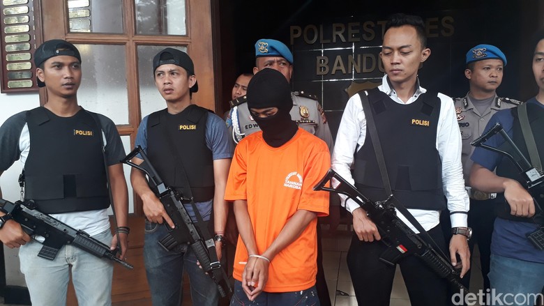 Polisi Bandung Gagalkan Peredaran Sabu Rp 800 Juta Polisi Bandung Gagalkan Peredaran Sabu Rp 800 Juta