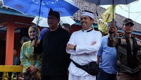 Mengenakan pakaian serba hitam lengkap dengan ikat kepala batik, Deddy Mizwar atau Demiz harus turun dari mobil dan berjalan kaki menyusuri gang menuju kediaman Dedi Mulyadi di Kampung Sukadaya, Desa Sukasari, Subang  Selasa (2/1/2017) sore. Pool/dok. Demul.