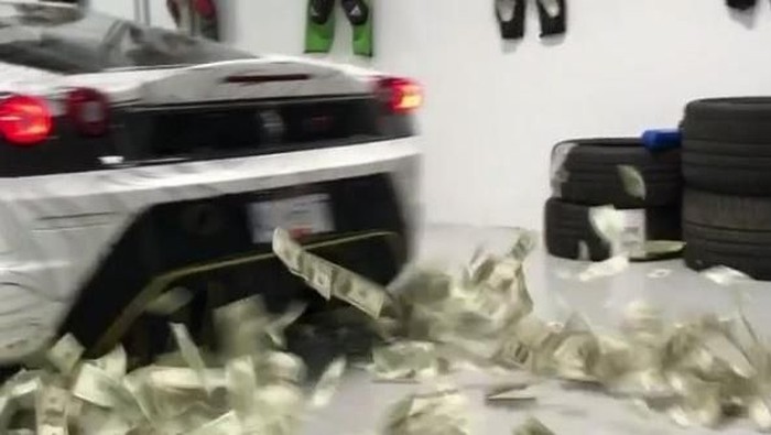 Bukan Asap, Ferrari Ini Keluarkan Uang Saat Burnout