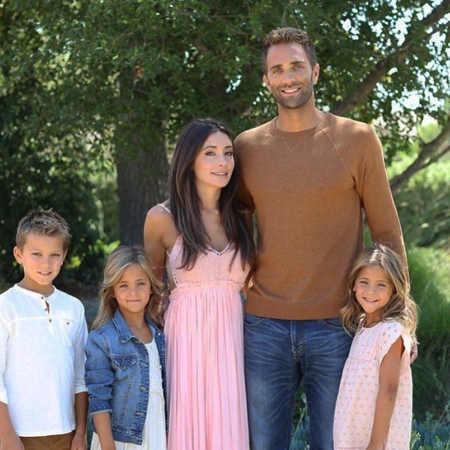 Berikut adalah keluarga Clements bersama ayah dan kakak si kembar. Kakak si kembar, Chase Robert Clements juga merupakan seorang model. Foto: Instagram Clements Twins