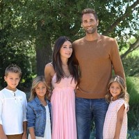 Berikut adalah keluarga Clements bersama ayah dan kakak si kembar. Kakak si kembar, Chase Robert Clements juga merupakan seorang model. Foto: Instagram Clements Twins