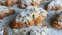 Mencari croissant almond paling enak ada di Proof Bakery. Croissant ini diisi dengan pastry cream, almond filling serta taburan irisan almond yang berlimpah. Foto: Istimewa