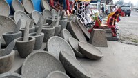 Untuk harga kerajinan tangan yang dijualnya itu bermacam-macam, tergantung jenis, bentuk, besar dan kecilnya kerajinan tangan itu. Harganya dari Rp 15-250 ribu.(Wisma Putra/detikTravel)