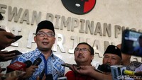 Emil mengaku hanya berbincang ringan dengan elite PDIP hari ini. Pertemuan belum membahas lebih jauh terkait Pilgub Jabar 2018.