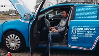 Bukan mobil listrik pabrikan yang dipakainya, melainkan sebuah mobil jenis Volkswagen Golf Variant yang dimodifikasi menjadi bertenaga listrik. Tak kurang dari 80 ribu euro dikeluarkannya untuk memodifikasi mobilnya. Instagram/plugmeintravel.