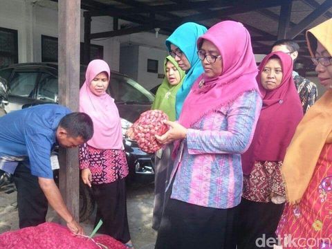 PNS di Brebes borong bawang merah