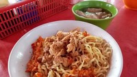 Mie ayam dengan ulekan cabai rawit segar tentu bikin para pecinta pedas penasaran. Mie yang mulur lembut dengan paduan potongan daging ayam disajikan dengan sambal super pedas yang nikmat. Namanya Mie Uleg Rio, tempat ini jadi salah satu destinasi pecinta pedas menikmati sajian mie.