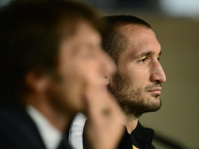 Juventus coach Antonio Conte (L) and defender Giorgio Chiellini sit during a press conference on the eve of the UEFA Champions League football match Real Madrid vs Juventus on October 22, 2013 at the Santiago Bernabeu stadium in Madrid.    AFP PHOTO / JAVIER SORIANO / AFP PHOTO / JAVIER SORIANO