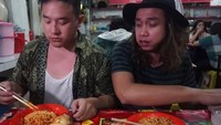 Mie instan yang dipadu bersama dengan cabai rawit ini sebenarnya sudah ada sejak sebelum tahun 2017. Namanya Indomie Abang Adek. Kepopulerannya kembali mencuat ketika para YouTuber mencicip kembali dan melakukan challenge makan mie dengan 100 cabai! Foto: Istimewa