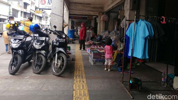 Potret Pasar Baru Bandung: PKL dan Parkir Menjamur di Trotoar