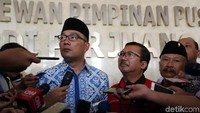 Ridwan Kamil memberikan keterangan terkait kedatangannya dengan didampingi Bambang DH.
