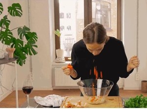 Jijik! Wanita Ini Memasak dengan Mengunyah Dulu Bahan-bahannya