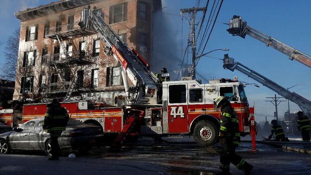Petugas Damkar New York Memadamkan Kebakaran di Apartemen, Bronx.