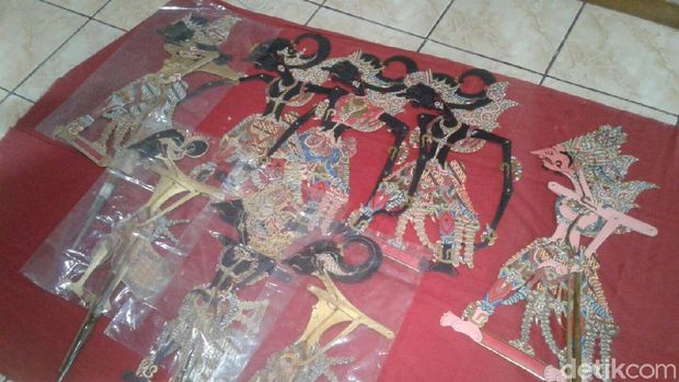 Perajin Wayang Lapis Emas/