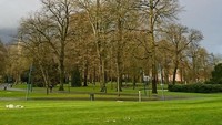 Foto: Breda juga punya taman-taman kota yang nyaman dan asyik dikunjungi traveler. Salah satunya adalah Valkenberg Park. Taman nan hijau ini pastinya asyik buat piknik. (Instagram/@tthuis)