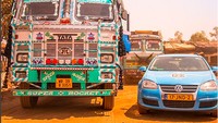 Sepanjang perjalanannya di India, dia harus berjibaku dengan pengendara kendaraan yang tidak tertib. Sedangkan di Indonesia, dia sempat mengalami tabrakan dengan pemotor. Instagram/plugmeintrave.