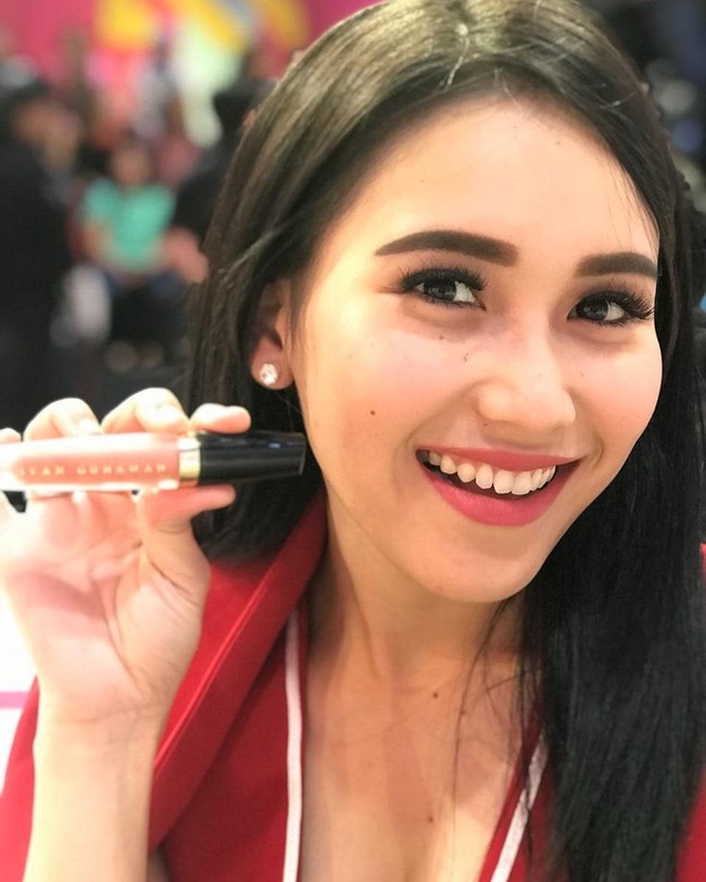 Pemilik alis tebal dan pekat lainnya adalah Ayu Ting Ting. Alis tebalnya Ayu bukan didapat dari sulam alis, melainkan dari pensil alis. Meski begitu, alisnya terlihat terlalu tebal dan tidak natural.  Foto: Instagram