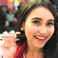 Pemilik alis tebal dan pekat lainnya adalah Ayu Ting Ting. Alis tebalnya Ayu bukan didapat dari sulam alis, melainkan dari pensil alis. Meski begitu, alisnya terlihat terlalu tebal dan tidak natural.  Foto: Instagram