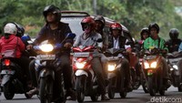 Sejumlah pengendara motor melawan arus di kawasan Stasiun Cakung, Jakarta Timur, Rabu (3/1/2017).
