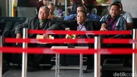 Agus menunggu di ruang tunggu KPK.