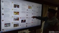 Fahari Hamzah asyik main Twitter lewat layar jumbo yang menampilkan aplikasi Tweetdeck. 