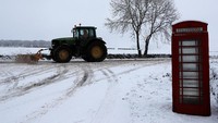 Sebuah traktor tengah membersihkan salju di A515 di dekat Buxton, Inggris (Foto: Dok. REUTERS/Darren Staples)