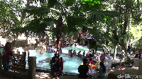 Untuk pemandian umum terdapat 5 petak kolam dengan suhu dan kedalaman yang berbeda (Zulkipli Natsir/detikTravel)