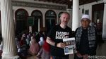 Foto: Aksi Bule Italia yang Senang Dipanggil Asep