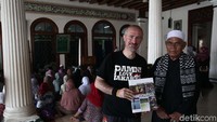 Bahkan ia merasa, dalam kehidupan sebelumnya (ia mempercayai reinkarnasi), ia adalah orang Sunda yang lahir di Bandung.  (Foto: Hasan Alhabshy/detikcom)