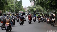 Tindakan pengendara motor ini selain melanggar lalu lintas juga dapat membahayakan pengguna jalan lainnya.
