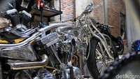 Motor racikan pemuda dari Ciputat, Tangerang Selatan sempat menghebohkan dunia modifikasi motor. Motor disebut-sebut sebagai motor pertama yang menggunakan bahan baja anti-karat di seluruh bagiannya.