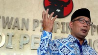 Emil datang dengan mengenakan batik kebiruan.
