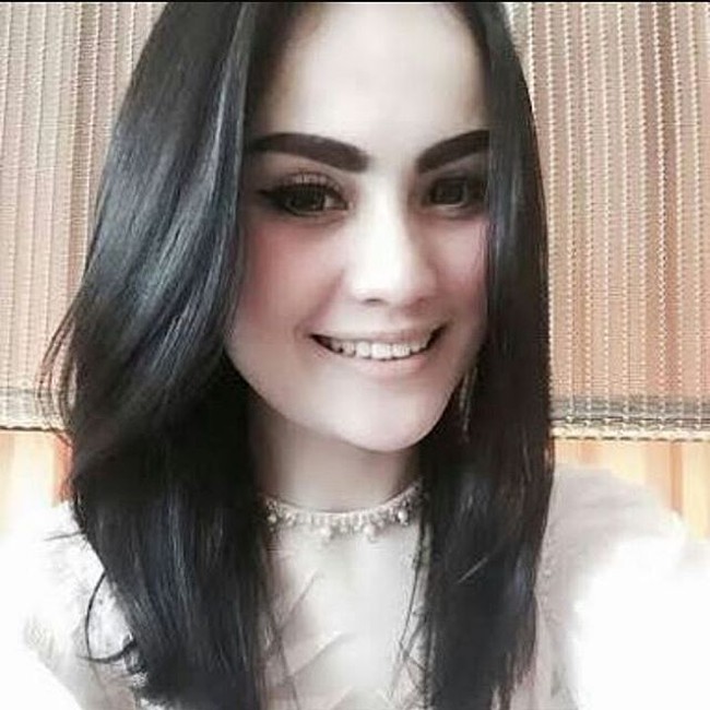 Jennifer Dunn punya alis yang tampak tidak alami. Alisnya yang terlalu tebal sering mendapatkan nyinyiran netizen. Dalam akun Instagram @jenniferdunnreal, netizen berkomentar alisnya mirip aspal hingga arang karena terlalu tebal dan pekat.  Foto: Instagram