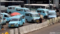Kebijakan penghentian operasional angkutan umum dengan usia tua itu sesuai dengan amanat Pergub No 5 Tahun 2014 tentang Transportasi. Angkutan umum berusia di atas 10 tahun tidak diizinkan beroperasi, selain karena kekuatan kendaraan, masalah polusi dan lain-lain.