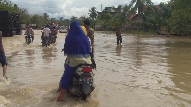 Dikepung Banjir, Warga di 4 Kecamatan Aceh Utara Mulai Mengungsi Dikepung Banjir, Warga di 4 Kecamatan Aceh Utara Mulai Mengungsi
