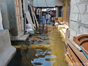 Warga Pesisir Jakarta Bersiap Hadapi Banjir Rob