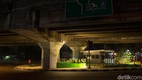Tidak hanya taman, tampak juga tulisan Kota Bekasi berwarna kuning. Tulisannya pun makin indah dengan lampu yang dihadirkan (Randy/detikTravel)