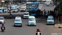 Penghentian operasi Angkot yang usianya diatas 10 tahun itu dilakukan secara bertahap.