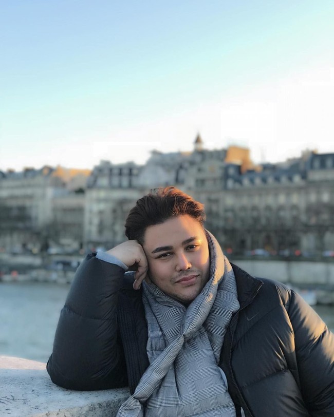 Alis Ivan Gunawan juga sering menjadi nyinyiran netizen. Desainer fashion dan presenter itu kerap tampil dengan alis tebal nan cetar.  Foto: Instagram