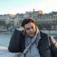 Alis Ivan Gunawan juga sering menjadi nyinyiran netizen. Desainer fashion dan presenter itu kerap tampil dengan alis tebal nan cetar.  Foto: Instagram