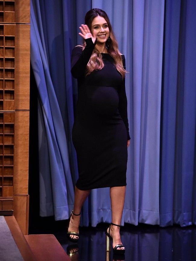 Busana hamil tak melulu harus longgar. Tetap rayakan bentuk tubuh Anda dengan busana yang ketat tanpa meninggalkan rasa nyaman. (Foto: Getty Images)