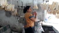 Intan, salah seorang penjual mengungkapkan, jika musim libur panjang seperti ini, puluhan pedagang oleh-oleh khas Bandung itu akan kebanjiran pembeli. (Wisma Putra/detikTravel)