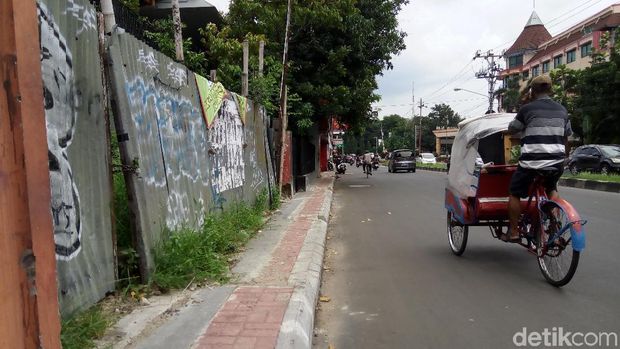 Dampak Pembangunan Overpass, Trotoar di Solo Ini Jadi Selebar 50 Cm