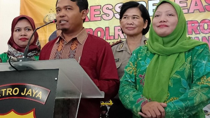 Dari kiri ke kanan. Ai Maryati, Susanto, dan Susianah.