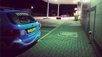 Setiap hari ia harus mengisi daya baterai selama 12 jam. Daya yang penuh dapat membawanya hingga jarak 200 km. Instagram/plugmeintravel.