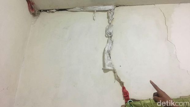 Sudut rumahnya ditutup dengan kain/