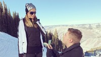 Chris Zylka memberikan sebuah cincin berlian mewah seharga Rp 27 miliar sebagai tanda pertunangan. Foto: Instagram Paris Hilton