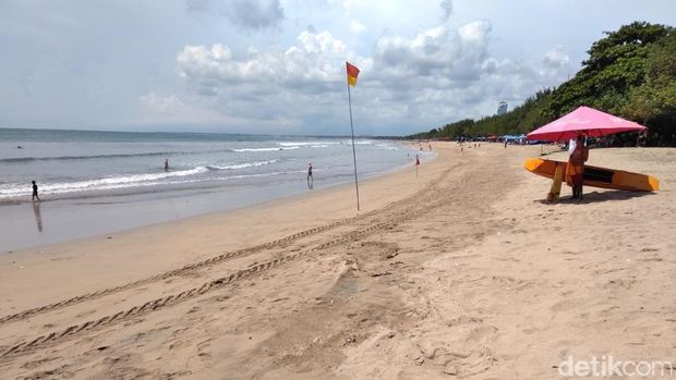 Kata Petugas Kebersihan Pantai Kuta Soal Fenomena Sampah