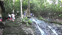 Berjalan setapak menaiki tangga di sekitar lokasi kolam umum menuju bukit, traveler bisa melihat sumber air panasnya (Zulkipli Natsir/detikTravel)