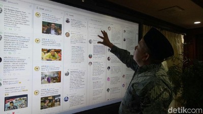 Foto: Gaya Fahri Hamzah yang Asyik Main Twitter di Layar Jumbo DPR